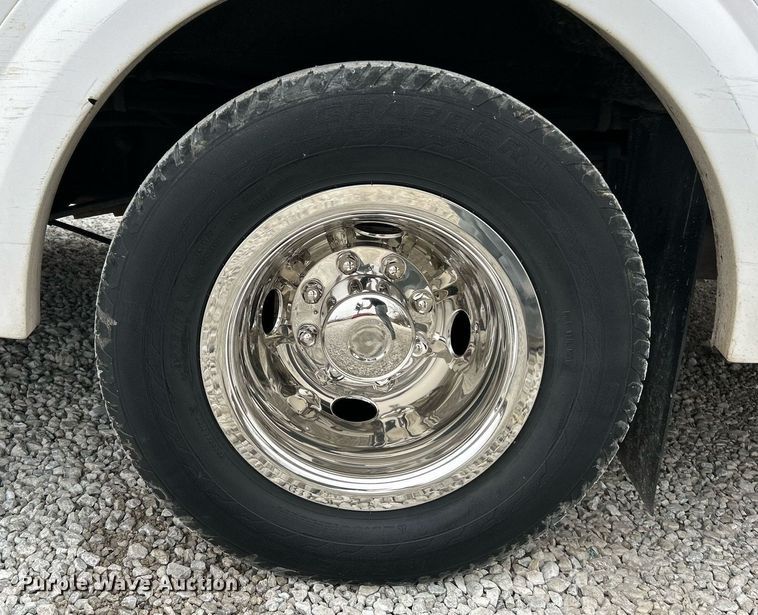 image for item NJ9526 2015 Ford E450 Super Duty shuttle bus