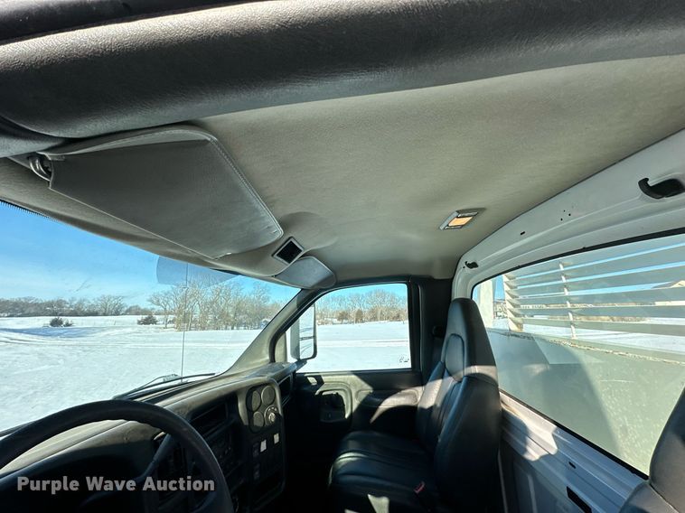 image for item NL9348 2006 Chevrolet C4500 flatbed truck