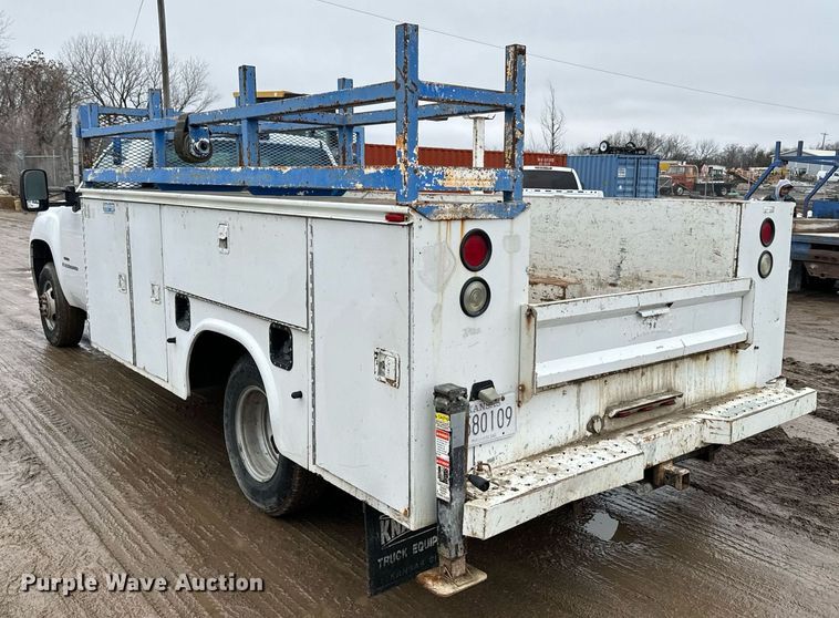 image for item NN9431 2007 GMC Sierra 3500HD utility bed pickup truck