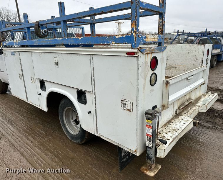 image for item NN9431 2007 GMC Sierra 3500HD utility bed pickup truck