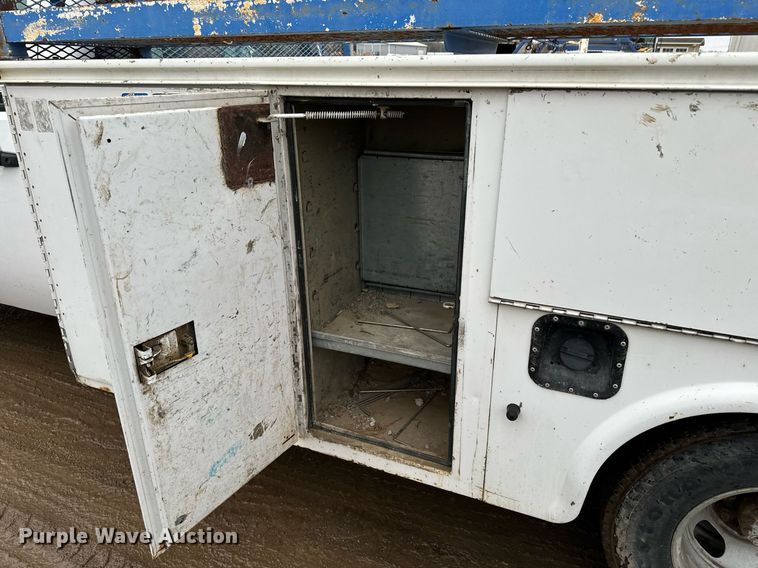 image for item NN9431 2007 GMC Sierra 3500HD utility bed pickup truck