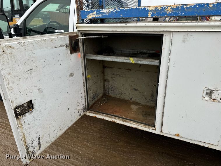 image for item NN9431 2007 GMC Sierra 3500HD utility bed pickup truck