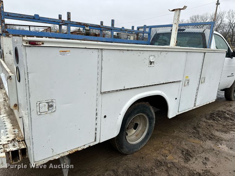 image for item NN9431 2007 GMC Sierra 3500HD utility bed pickup truck