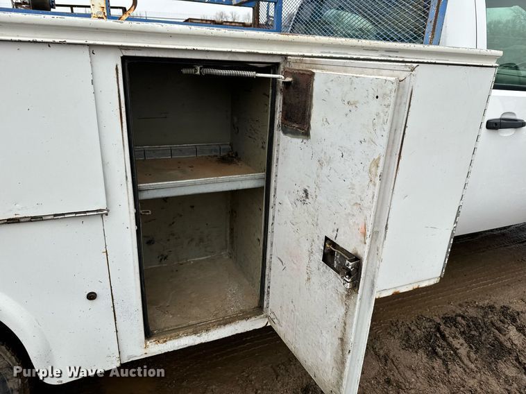 image for item NN9431 2007 GMC Sierra 3500HD utility bed pickup truck