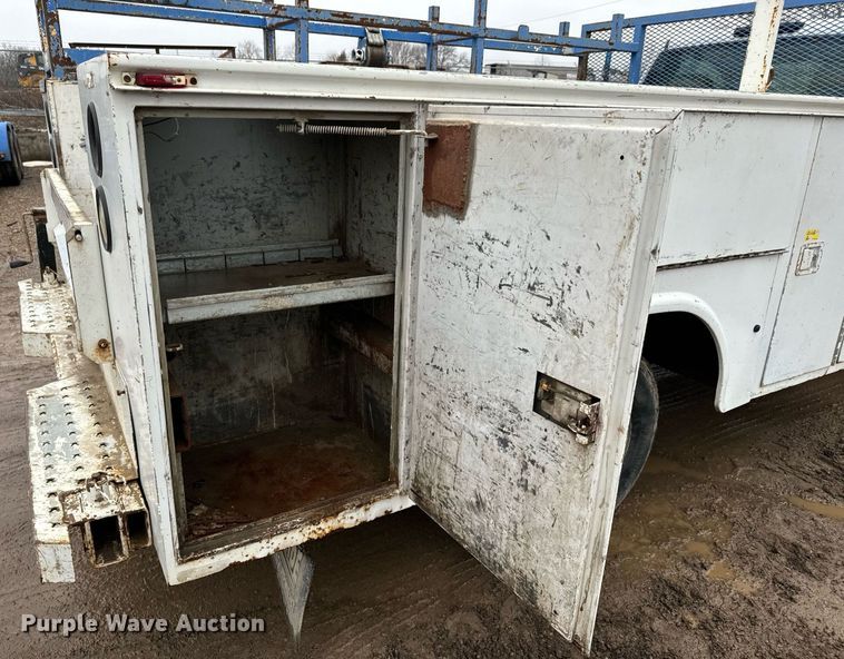 image for item NN9431 2007 GMC Sierra 3500HD utility bed pickup truck