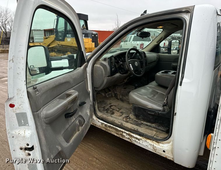 image for item NN9431 2007 GMC Sierra 3500HD utility bed pickup truck