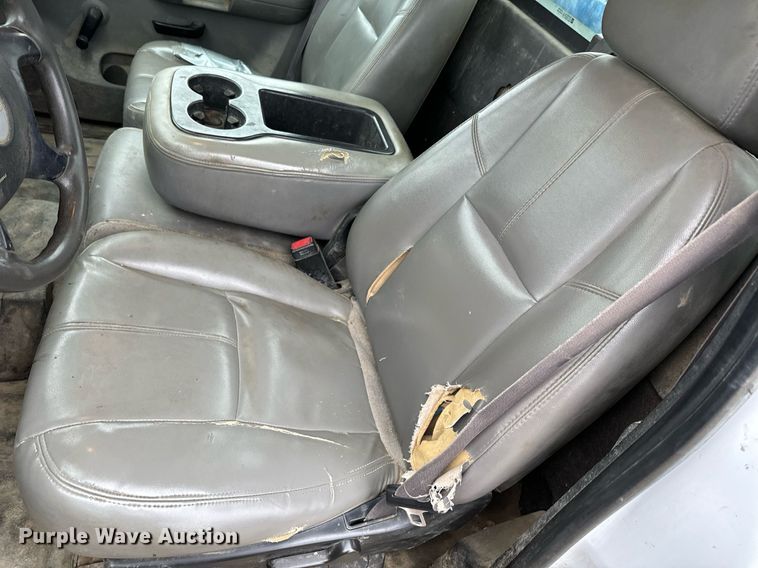 image for item NN9431 2007 GMC Sierra 3500HD utility bed pickup truck