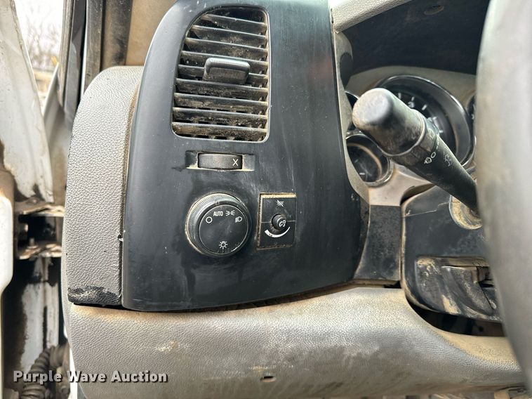 image for item NN9431 2007 GMC Sierra 3500HD utility bed pickup truck