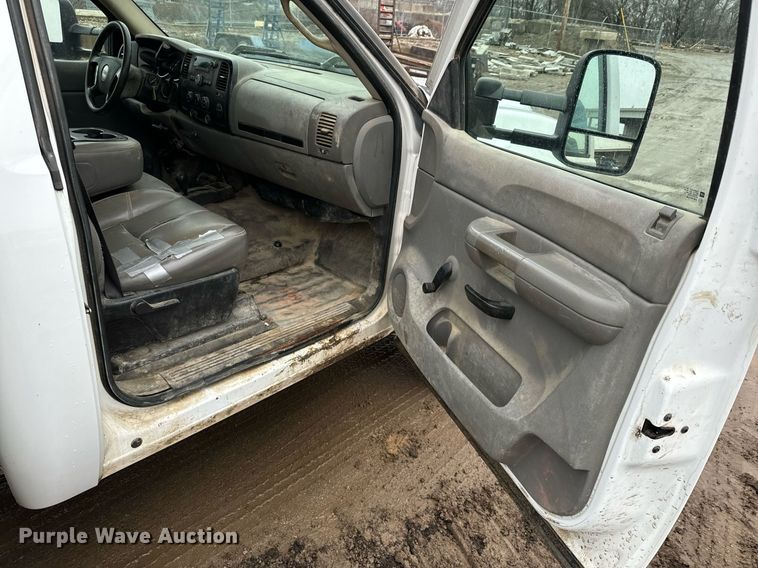 image for item NN9431 2007 GMC Sierra 3500HD utility bed pickup truck