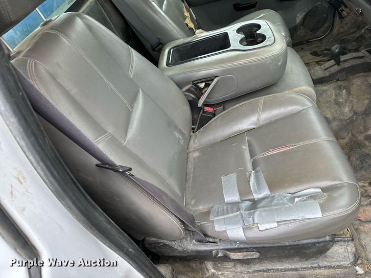 image for item NN9431 2007 GMC Sierra 3500HD utility bed pickup truck