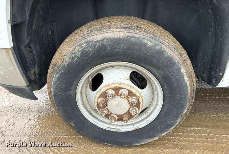 image for item NN9431 2007 GMC Sierra 3500HD utility bed pickup truck