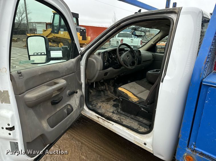 image for item NN9432 2007 GMC  Sierra 3500HD utility bed pickup truck