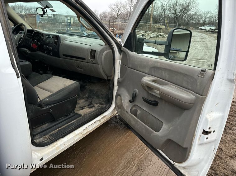 image for item NN9432 2007 GMC  Sierra 3500HD utility bed pickup truck