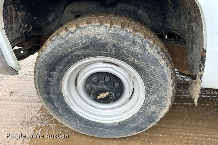 image for item NN9433 1990 Chevrolet  C2500 flatbed pickup truck