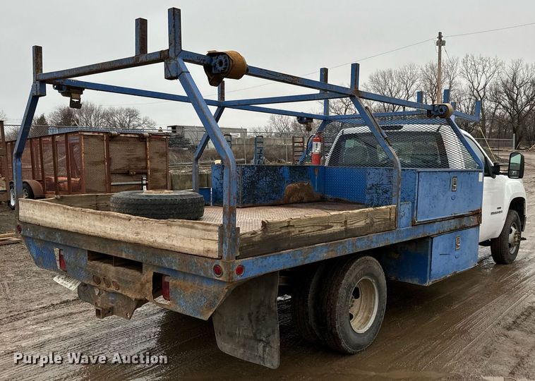 image for item NN9434 2007 GMC Sierra 3500HD utility bed pickup truck