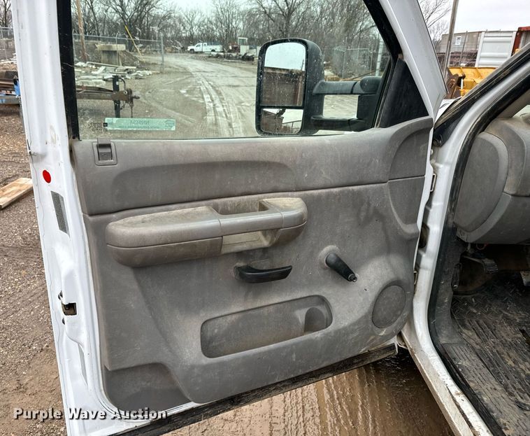 image for item NN9434 2007 GMC Sierra 3500HD utility bed pickup truck