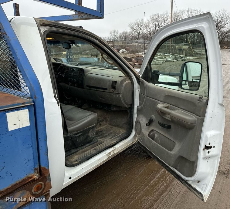 image for item NN9434 2007 GMC Sierra 3500HD utility bed pickup truck