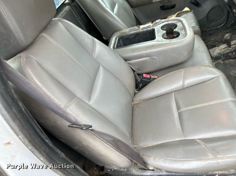 image for item NN9434 2007 GMC Sierra 3500HD utility bed pickup truck