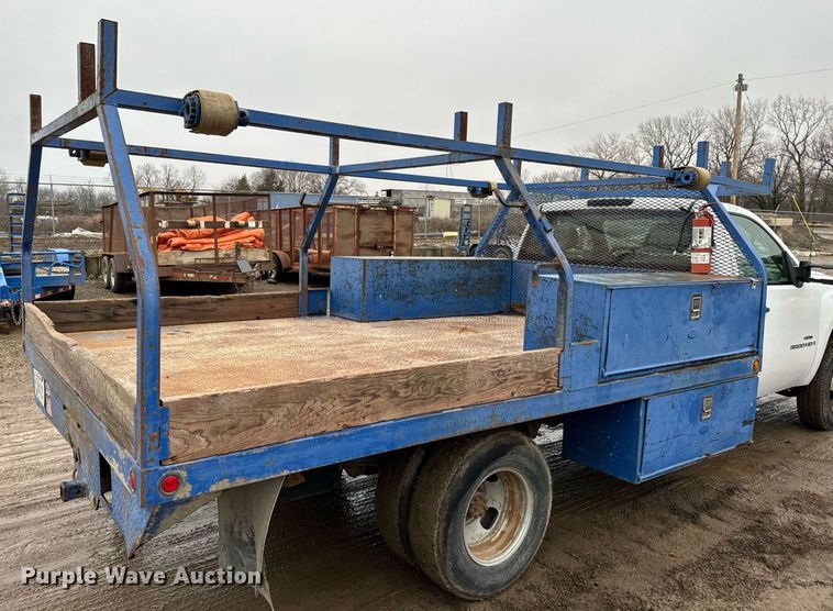 image for item NN9435 2007 GMC Sierra 3500HD utility bed pickup truck