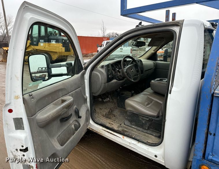 image for item NN9435 2007 GMC Sierra 3500HD utility bed pickup truck