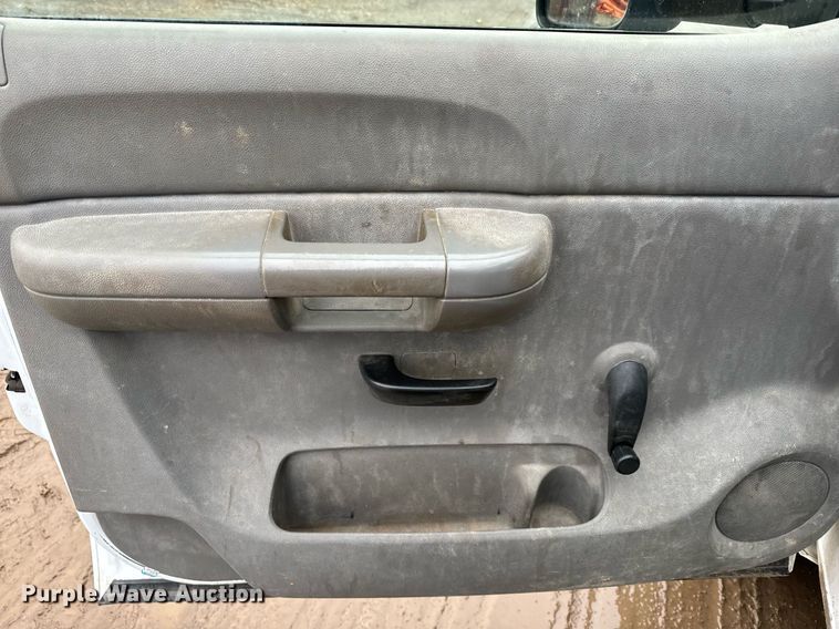 image for item NN9435 2007 GMC Sierra 3500HD utility bed pickup truck