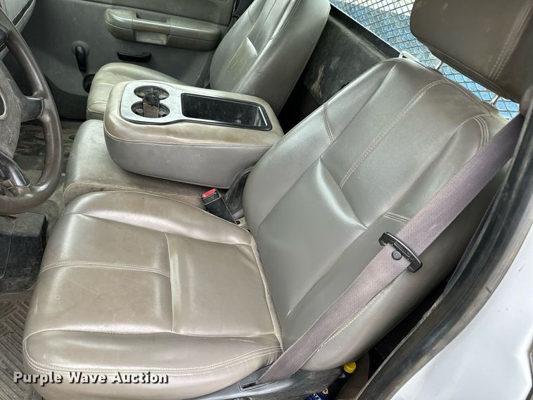 image for item NN9435 2007 GMC Sierra 3500HD utility bed pickup truck