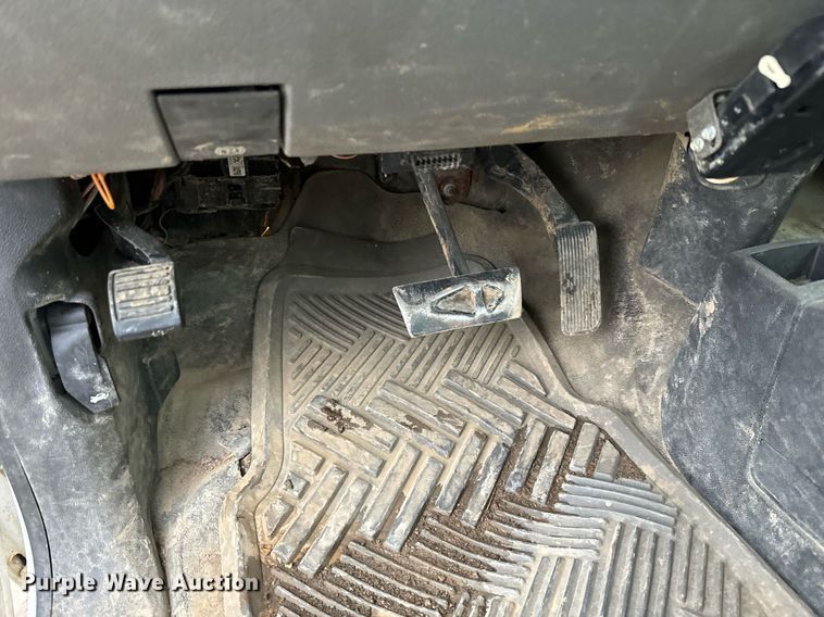 image for item NN9435 2007 GMC Sierra 3500HD utility bed pickup truck