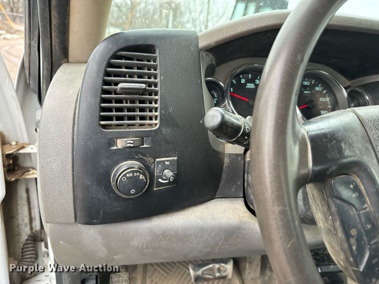 image for item NN9435 2007 GMC Sierra 3500HD utility bed pickup truck