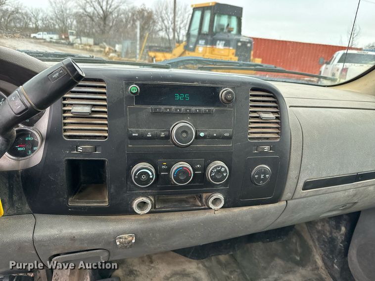 image for item NN9435 2007 GMC Sierra 3500HD utility bed pickup truck