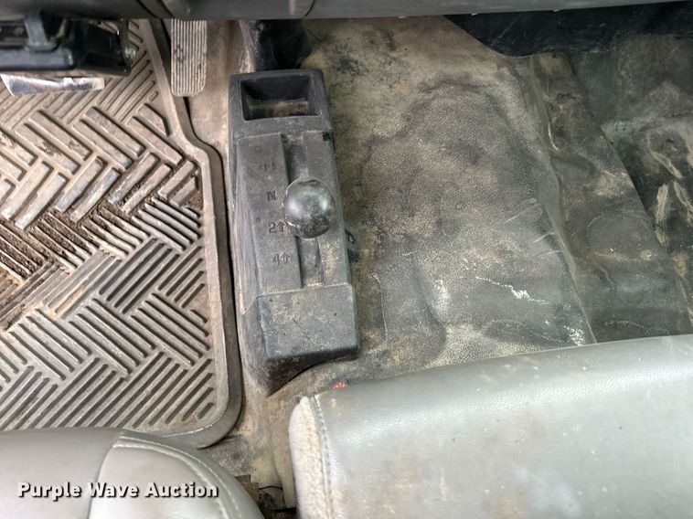 image for item NN9435 2007 GMC Sierra 3500HD utility bed pickup truck