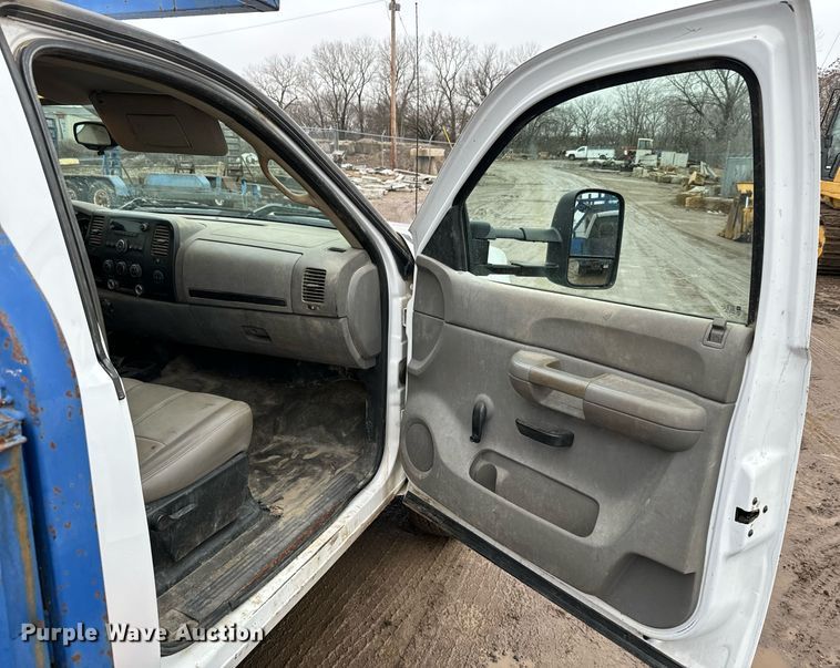 image for item NN9435 2007 GMC Sierra 3500HD utility bed pickup truck