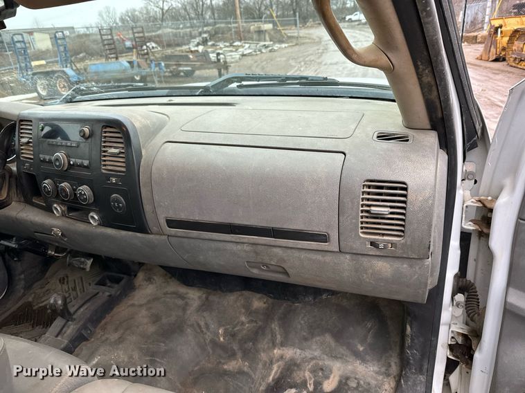 image for item NN9435 2007 GMC Sierra 3500HD utility bed pickup truck