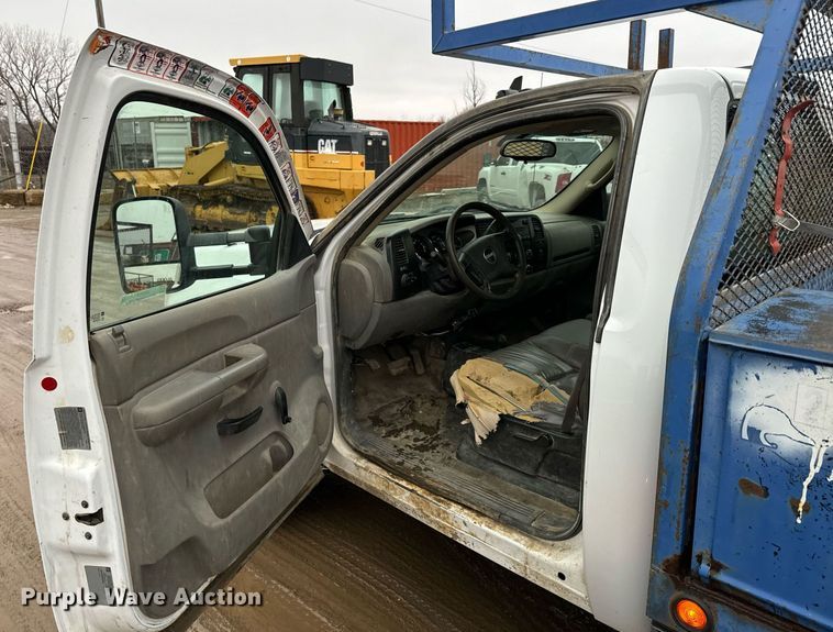 image for item NN9436 2007 GMC Sierra 3500HD utility bed pickup truck