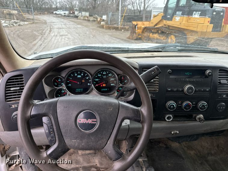 image for item NN9436 2007 GMC Sierra 3500HD utility bed pickup truck