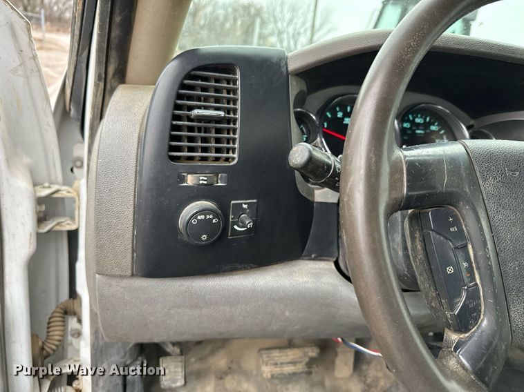 image for item NN9436 2007 GMC Sierra 3500HD utility bed pickup truck