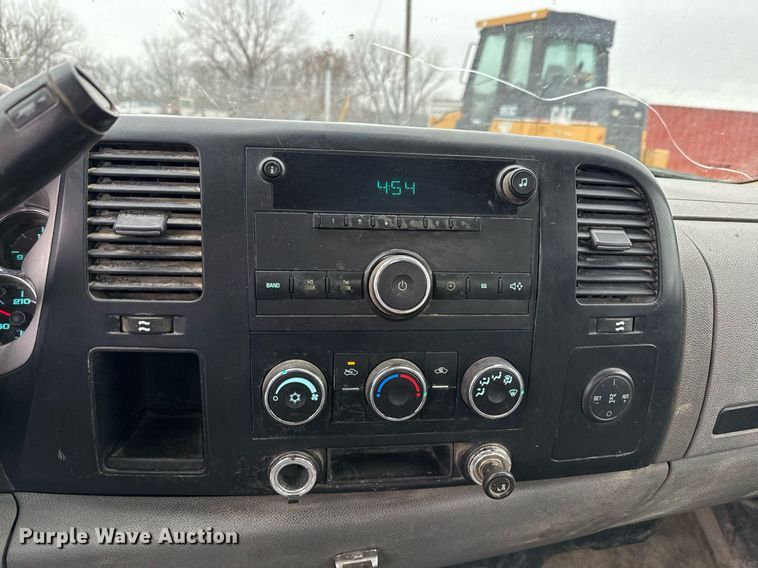 image for item NN9436 2007 GMC Sierra 3500HD utility bed pickup truck