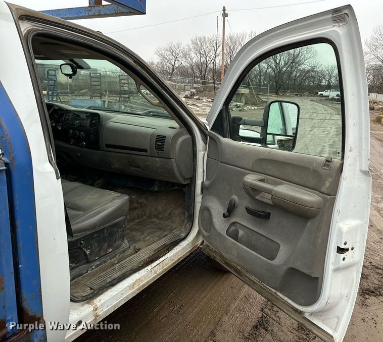 image for item NN9436 2007 GMC Sierra 3500HD utility bed pickup truck