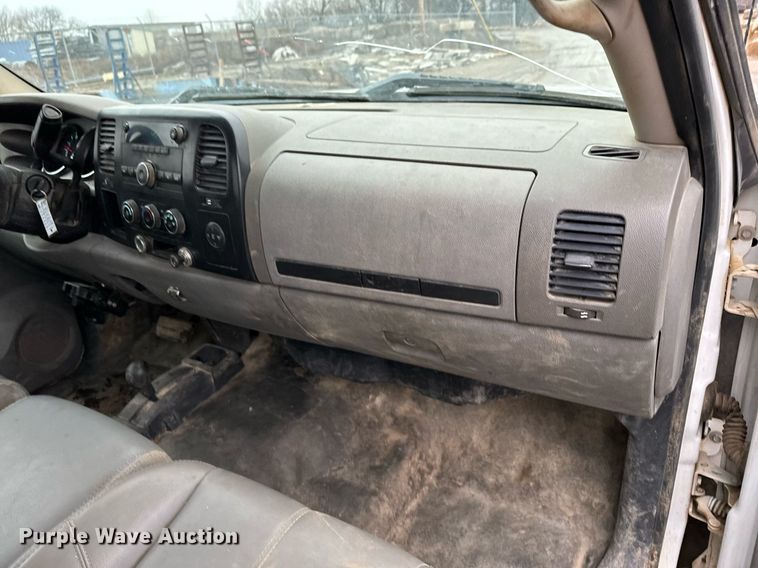 image for item NN9436 2007 GMC Sierra 3500HD utility bed pickup truck