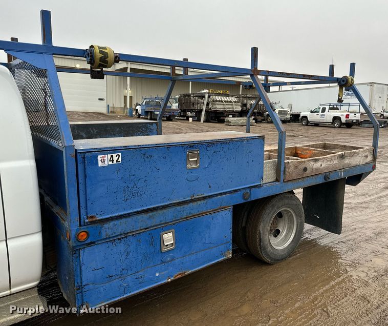 image for item NN9439 2006 GMC Sierra 3500 utility bed pickup truck