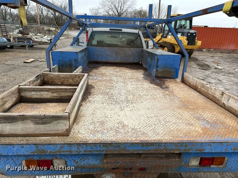 image for item NN9439 2006 GMC Sierra 3500 utility bed pickup truck