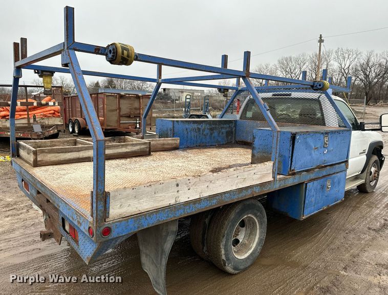 image for item NN9439 2006 GMC Sierra 3500 utility bed pickup truck