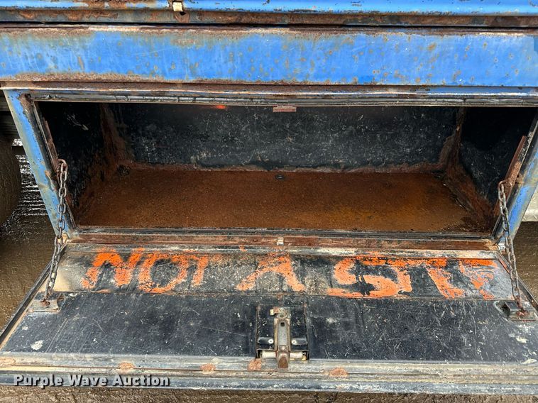 image for item NN9439 2006 GMC Sierra 3500 utility bed pickup truck