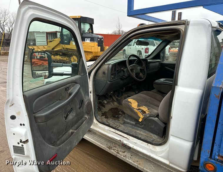 image for item NN9439 2006 GMC Sierra 3500 utility bed pickup truck