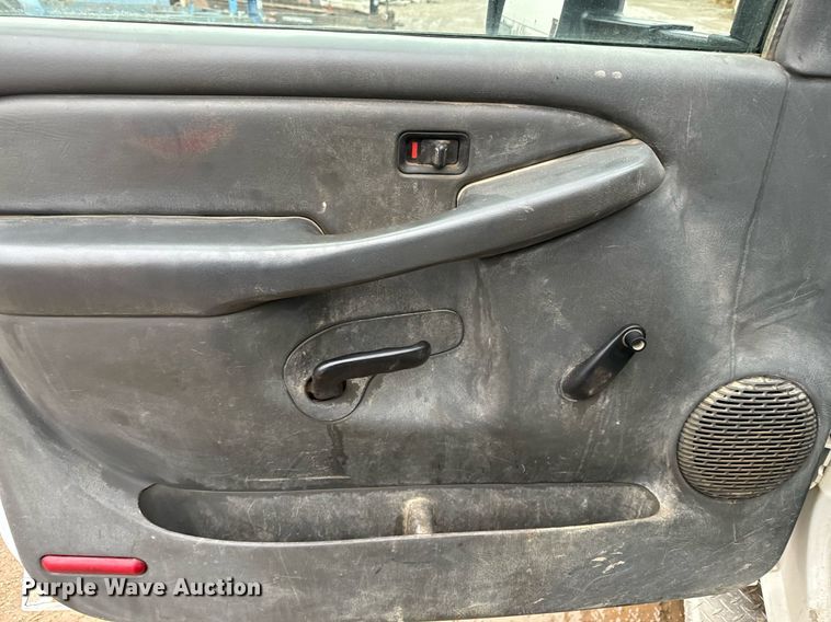 image for item NN9439 2006 GMC Sierra 3500 utility bed pickup truck