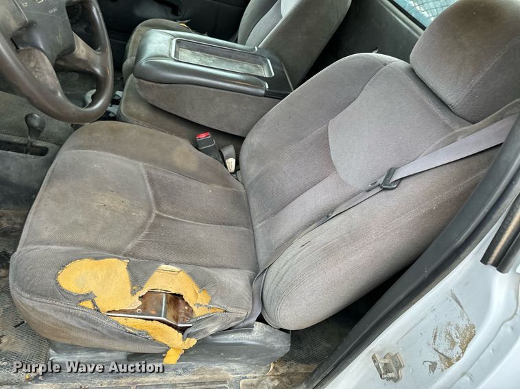 image for item NN9439 2006 GMC Sierra 3500 utility bed pickup truck