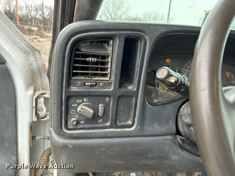 image for item NN9439 2006 GMC Sierra 3500 utility bed pickup truck