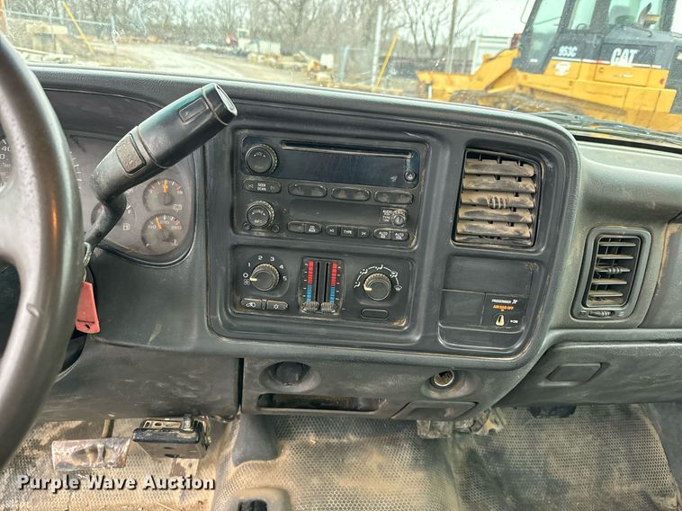 image for item NN9439 2006 GMC Sierra 3500 utility bed pickup truck