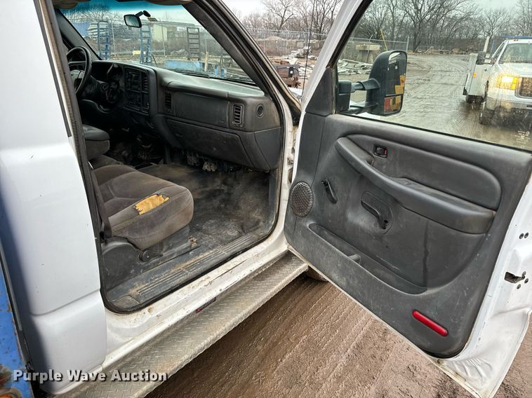 image for item NN9439 2006 GMC Sierra 3500 utility bed pickup truck