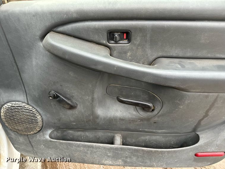 image for item NN9439 2006 GMC Sierra 3500 utility bed pickup truck