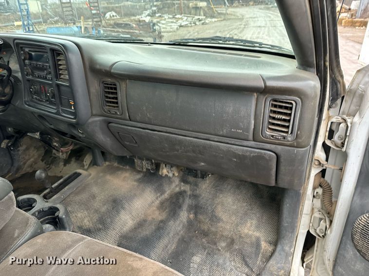 image for item NN9439 2006 GMC Sierra 3500 utility bed pickup truck